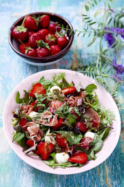 Strawberry salad with ham and mozzarella — Stock Photo