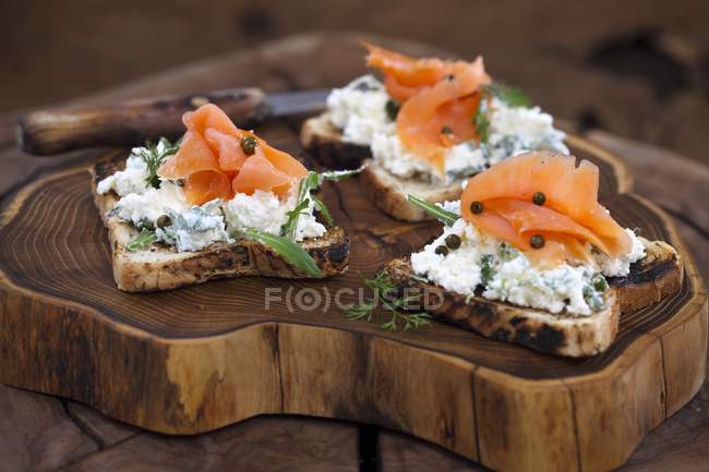 Pane tostato con formaggio e salmone — Foto stock