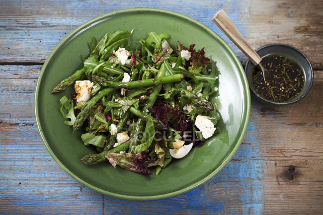 Mixed leaf salad with asparagus — Stock Photo