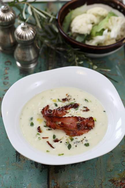 Cream of cauliflower soup with bacon — Stock Photo