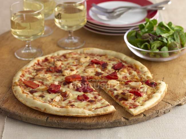 Chicken and red pepper pizza — Stock Photo