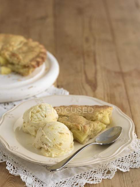 Tarta de manzana con helado de vainilla - foto de stock
