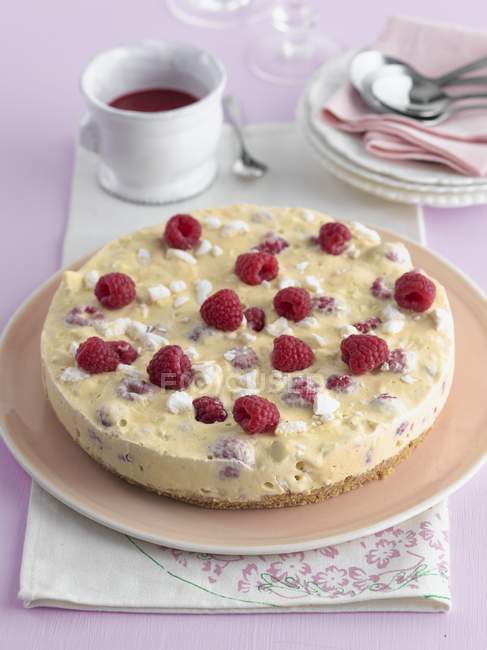 Cheesecake with raspberries and meringue — Stock Photo