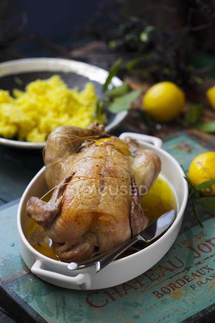 Жареная целая лимонная курица — стоковое фото