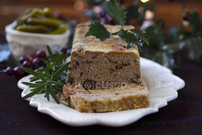Une terrine festive de foie d'oie aux champignons sur assiette blanche — Photo de stock