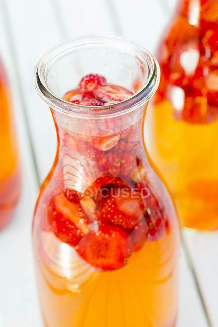 Vista de cerca del vinagre de fresa en una botella - foto de stock