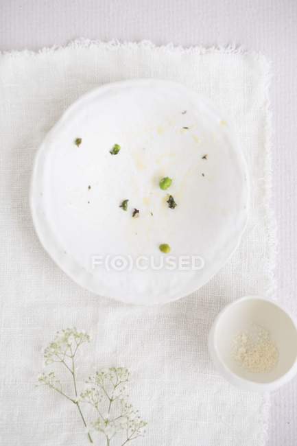 Вид сверху на пустые тарелки и остатки пищи — стоковое фото