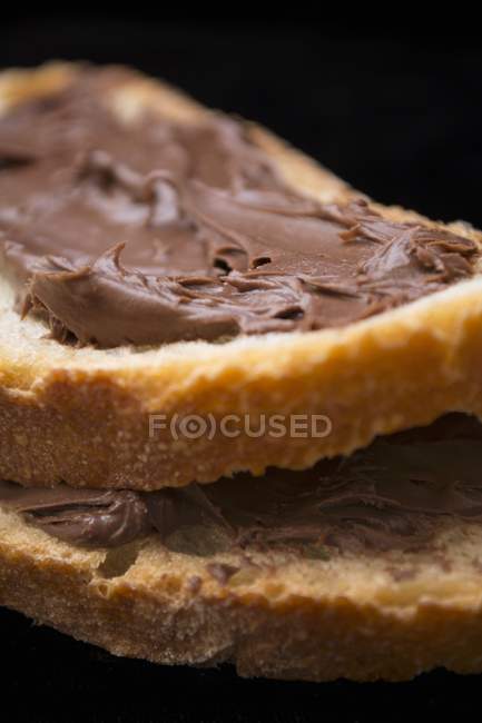 Propagação de chocolate no pão — Fotografia de Stock