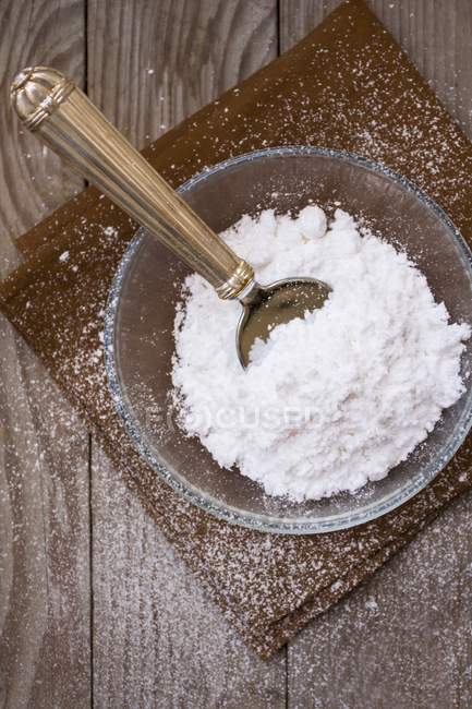 Icing sugar in glass bowl — Stock Photo