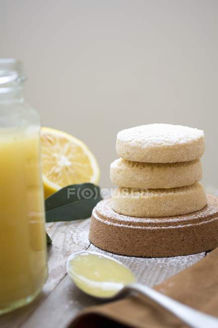 Biscuits au citron à côté du pot — Photo de stock