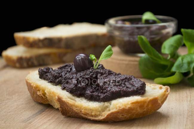 Olivenpaste auf Brot — Stockfoto