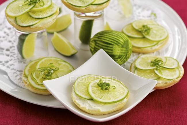 Lime tartlets with quark — Stock Photo
