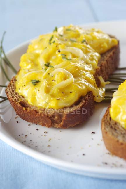 Veduta ravvicinata di Crostini con uova strapazzate ed erbe aromatiche — Foto stock