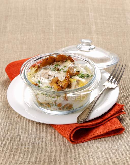 Closeup view of Oeufs cocotte with chanterelle mushrooms — Stock Photo