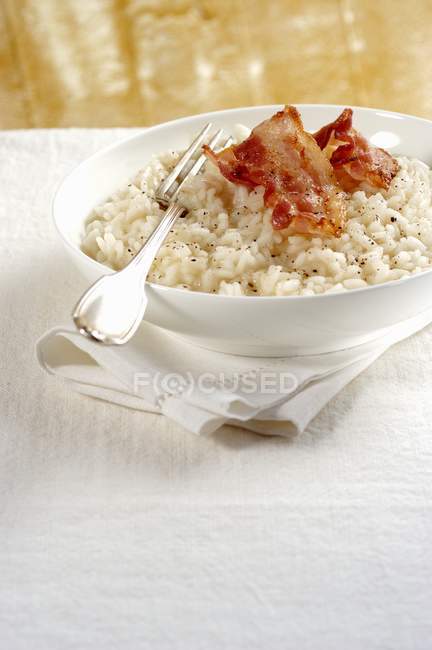 Vue rapprochée du Risotto au bacon croustillant — Photo de stock