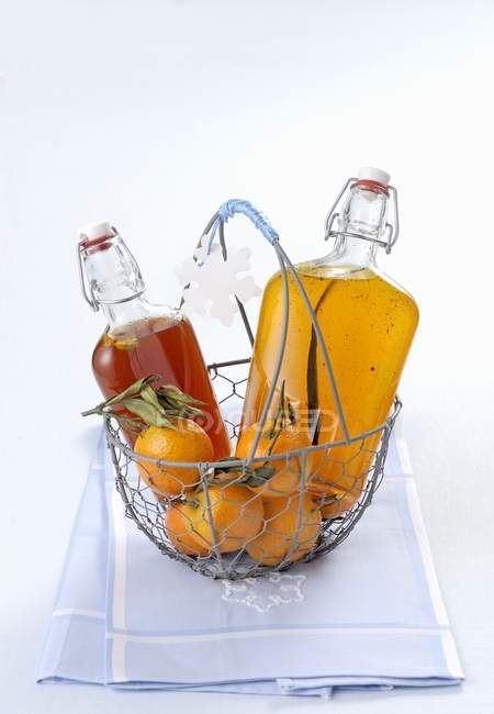 Апельсиновый и мандаринский сиропы — стоковое фото