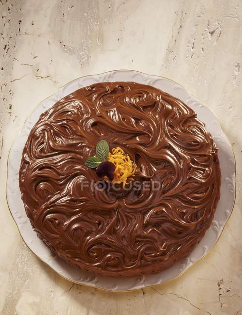 Торт с художественной глазурью шоколада — стоковое фото