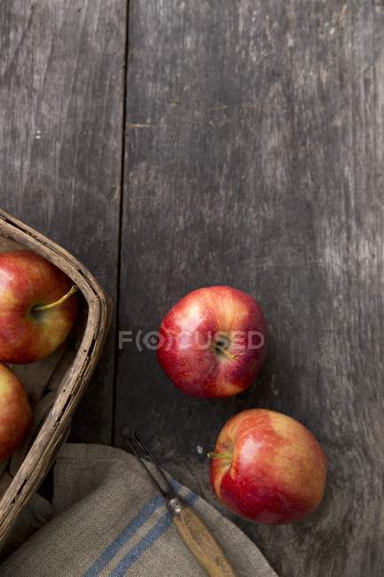 Rote Äpfel an Bord — Stockfoto