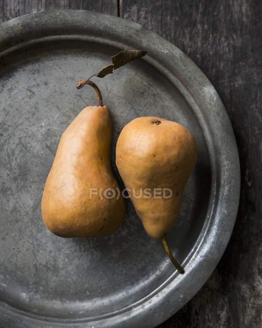Boskop pears on pewter plate — Stock Photo