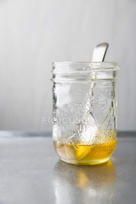 Miel en tarro de conservación - foto de stock