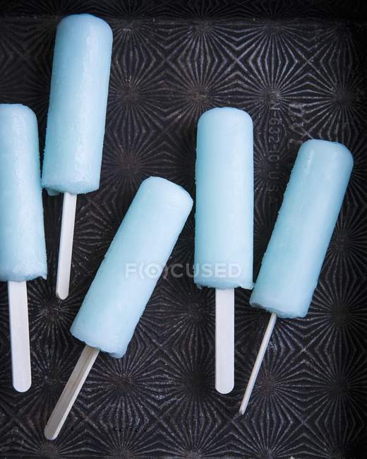 Piruetas de gelo azuis em uma superfície metálica — Fotografia de Stock