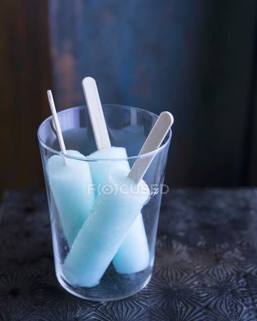 Lecca-lecca di ghiaccio blu in un bicchiere — Foto stock