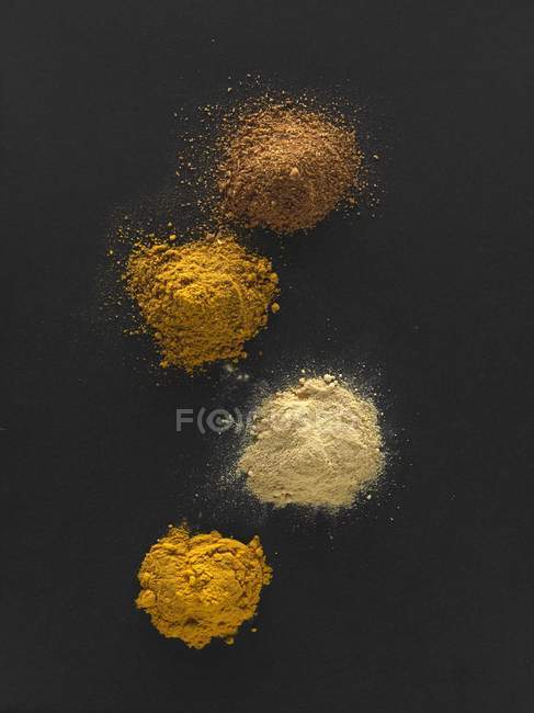 Poudres de curry au gingembre moulu — Photo de stock