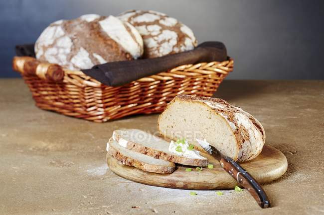 Исходный хлеб с сыром — стоковое фото