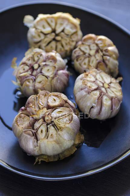 Roasted garlic bulbs — Stock Photo