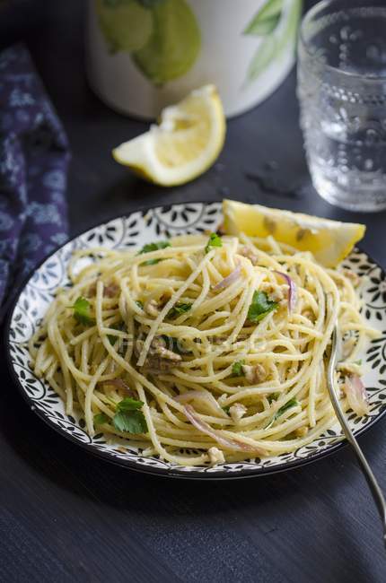 Спагетти с лимонами и песто — стоковое фото