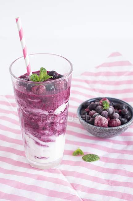 Smoothie with yoghurt and peppermint — Stock Photo