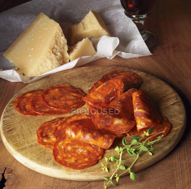 Chouriço e queijo parmesão — Fotografia de Stock