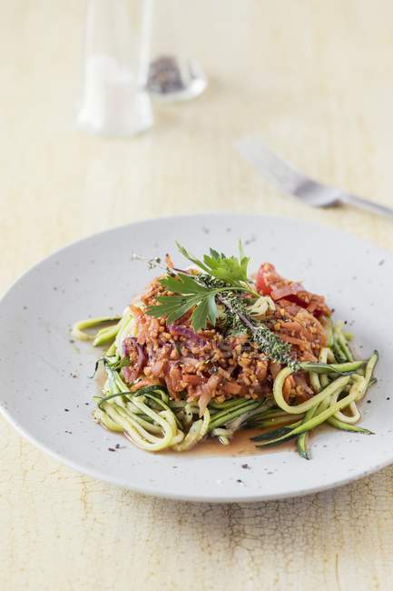 Zucchini-Pasta mit Lupinen-Bolognese — Stockfoto