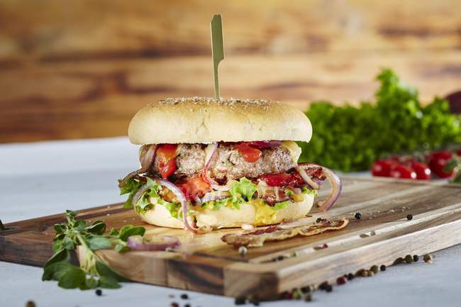 XXL гамбургер с салатом — стоковое фото