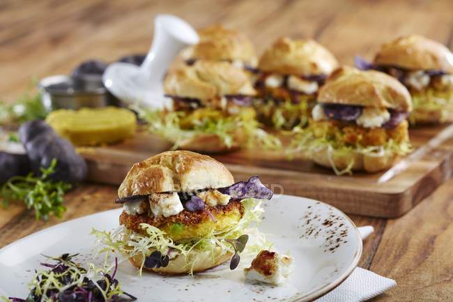Mini hamburguesas vegetarianas con hamburguesas polenta - foto de stock