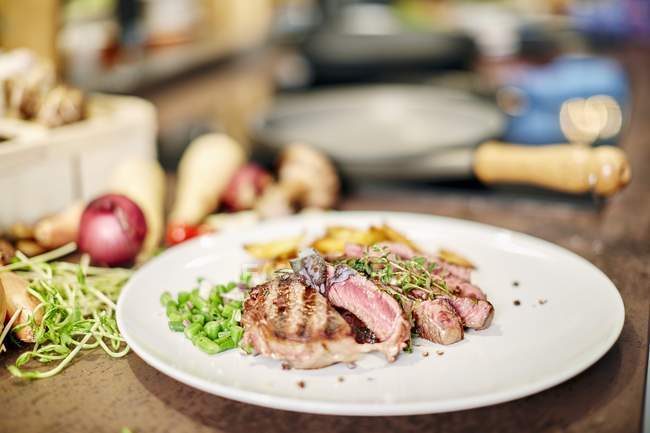 Steak croustillant grillé — Photo de stock