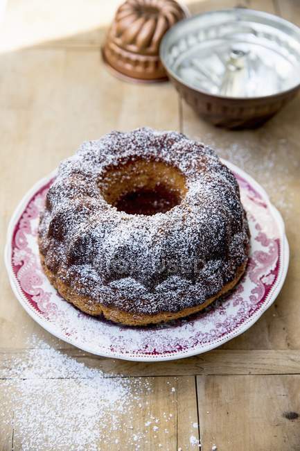 Bundt cake dusted with icing sugar — Stock Photo