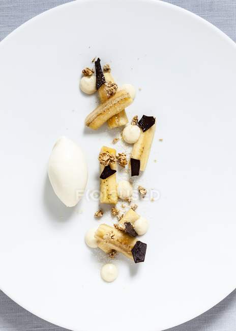 Bananas with grated chocolate and wholemeal muesli — Stock Photo