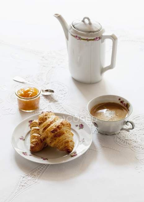 Croissant con vetro di marmellata di albicocche — Foto stock