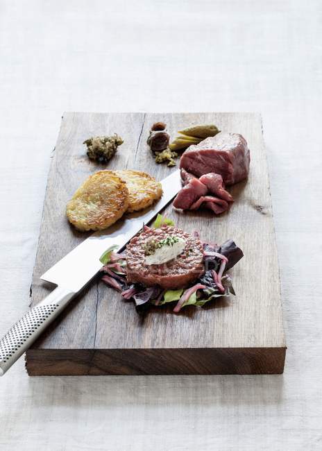 Rindfleisch-Tatar mit Salat und Kartoffelfritters — Stockfoto