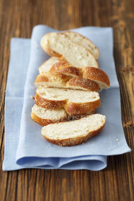 Нарезанный сплетённый хлеб — стоковое фото