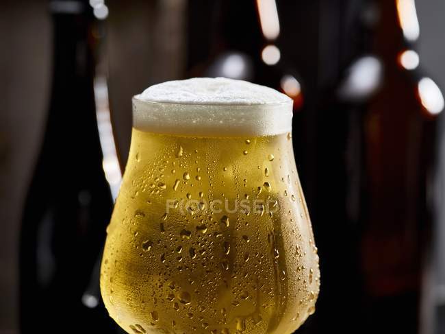 Склянка холодного пива — стокове фото