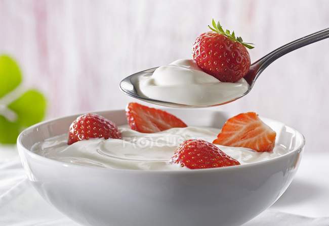 Yogurt with fresh strawberries — Stock Photo