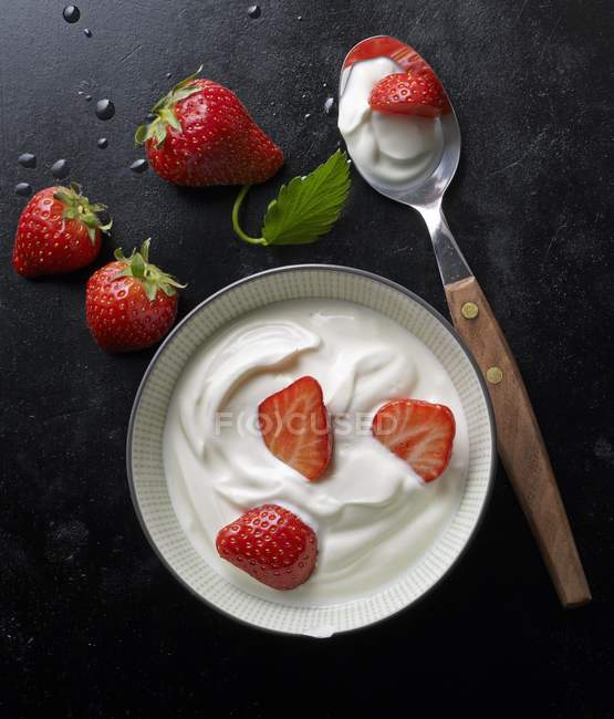 Yogur con fresas frescas - foto de stock