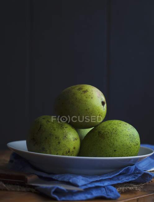 Plate of fresh mangoes — Stock Photo
