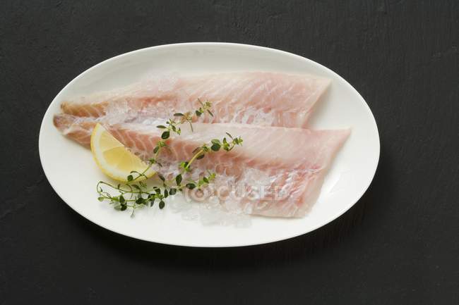 Rose fish fillets with lemon — Stock Photo