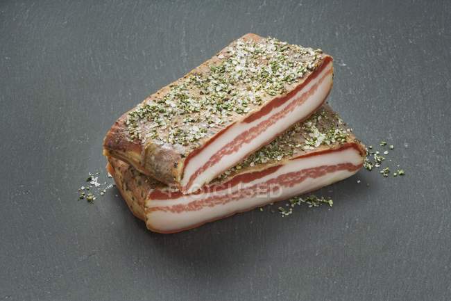 Bacon cru com ervas e sal — Fotografia de Stock