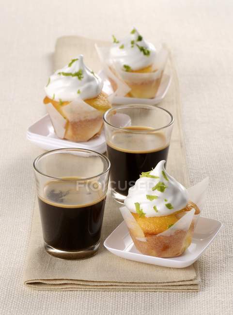 Mini cupcakes with cream — Stock Photo