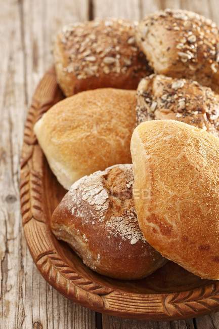 Rolos de pão em prato — Fotografia de Stock