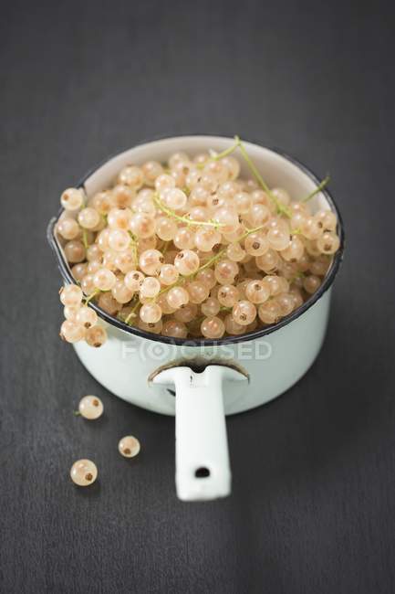 Groseilles blanches dans une casserole — Photo de stock
